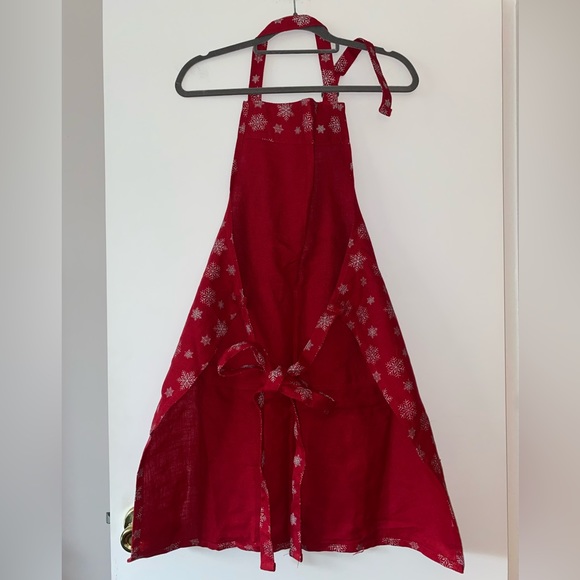 NWOT Silver Snowflake Red Kitchen Apron - Picture 2 of 10
